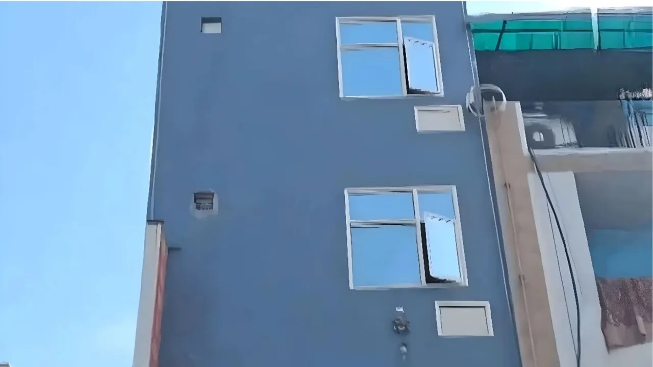 delhi girl hotel jump