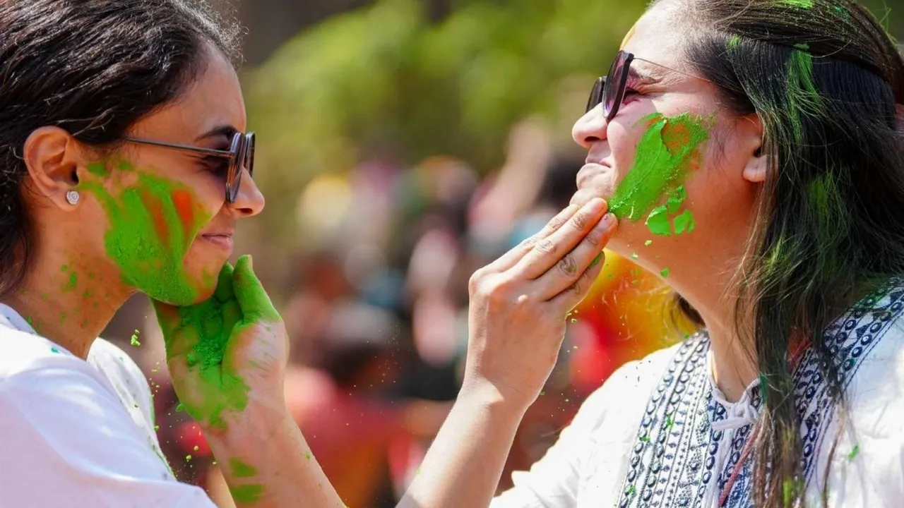 8 smart ways to protect skin during Holi | Pre-Holi skin care tips and precautions | હોળી રમતા પહેલા ત્વચાની સુરક્ષાની રીતો | હોળી ૨૦૨૬ સ્કીન કેર ટિપ્સ