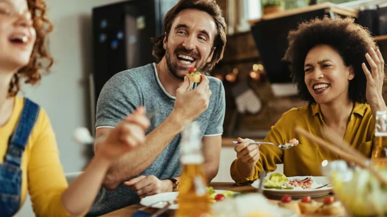 Disadvantages of overeating Benefits of eating less Diet