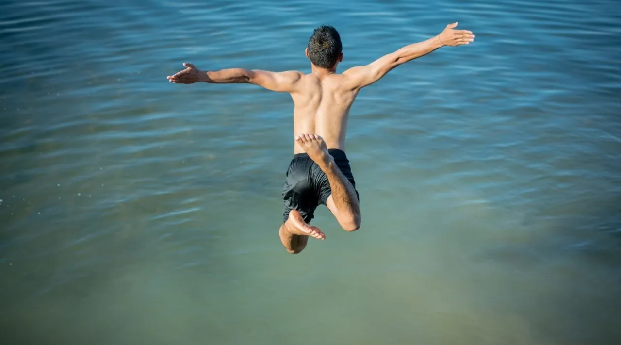 water jumping | people death drowning in water