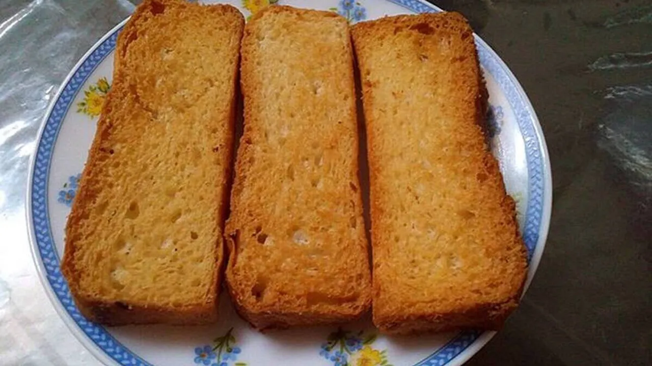 Consuming rusk with tea has no health benefits, only disadvantages. (Source: Wikimedia Commons)