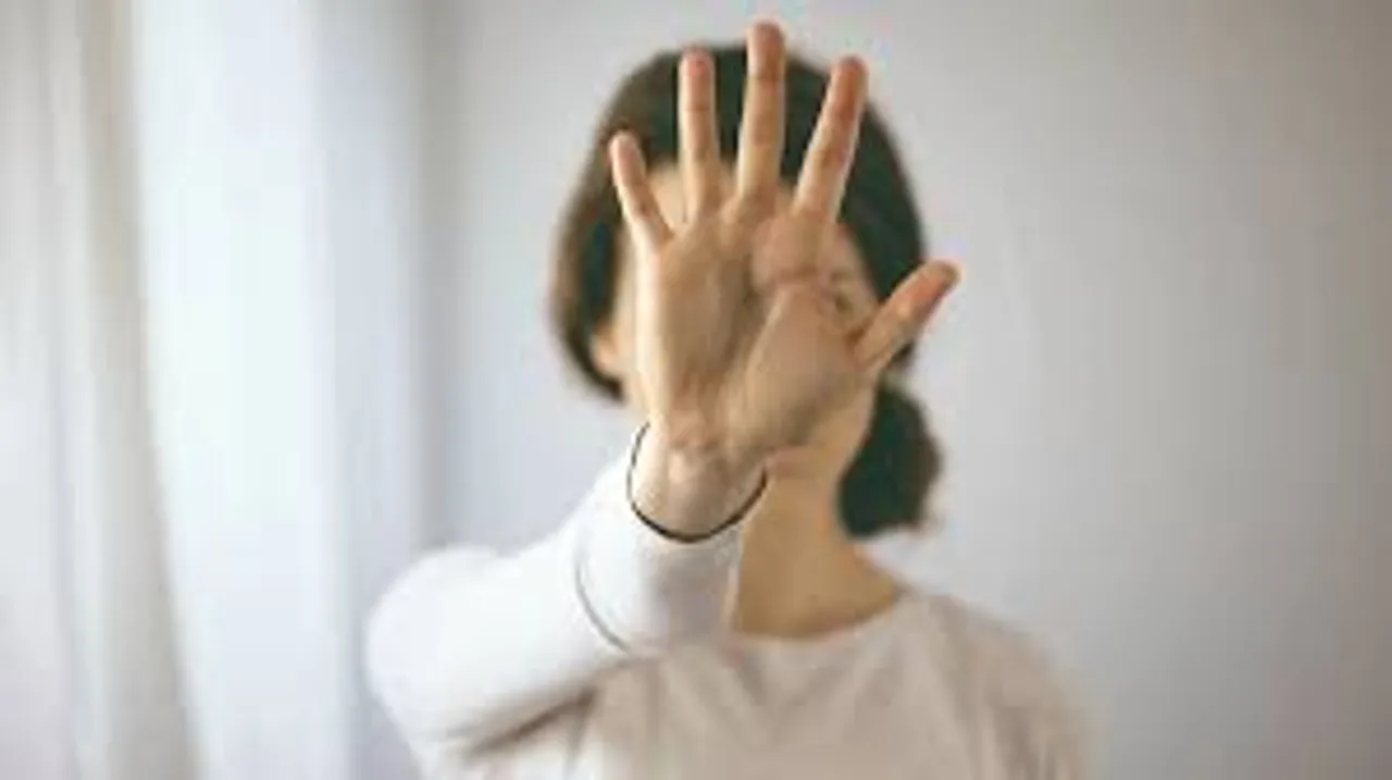 During menopause, the level of estrogen in the body decreases and the bones also begin to weaken.