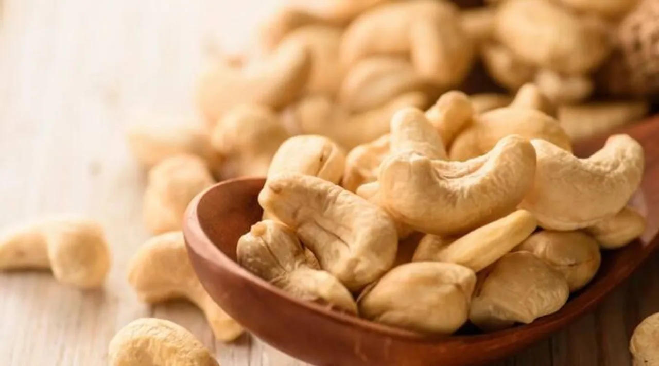 Cashew milk has a thick creamy consistency and a rich flavour, making it suitable to be added to a variety of dishes such as puddings, smoothies, cereals and even soups.