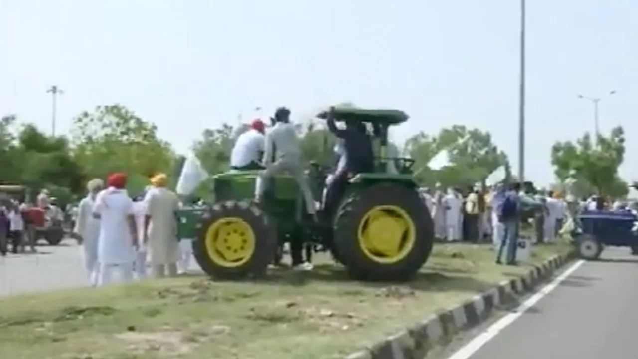 Kisan mahapanchayat, Farmers block highway