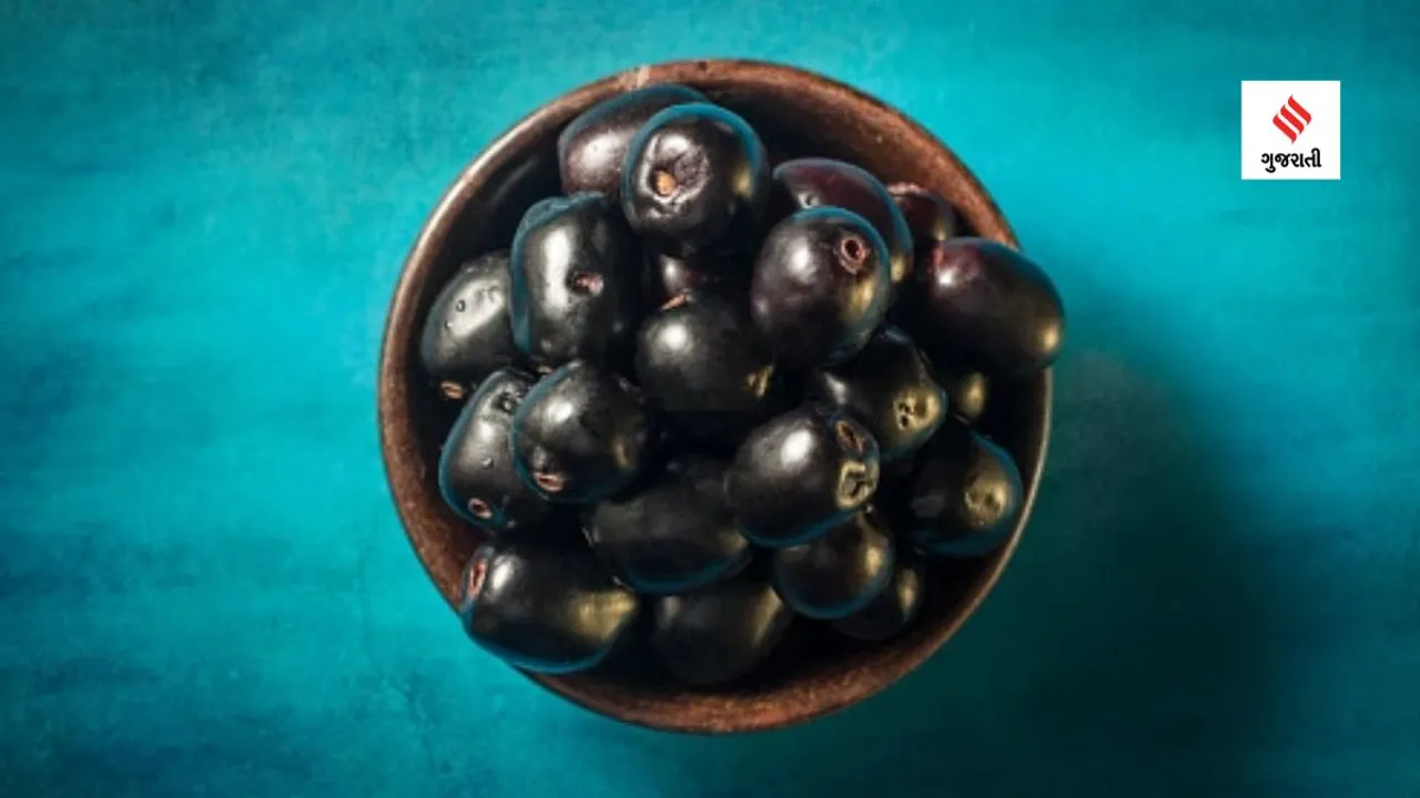 The simplest way to benefit from jamun is by consuming the fruit raw (Image Credits: Unsplash)