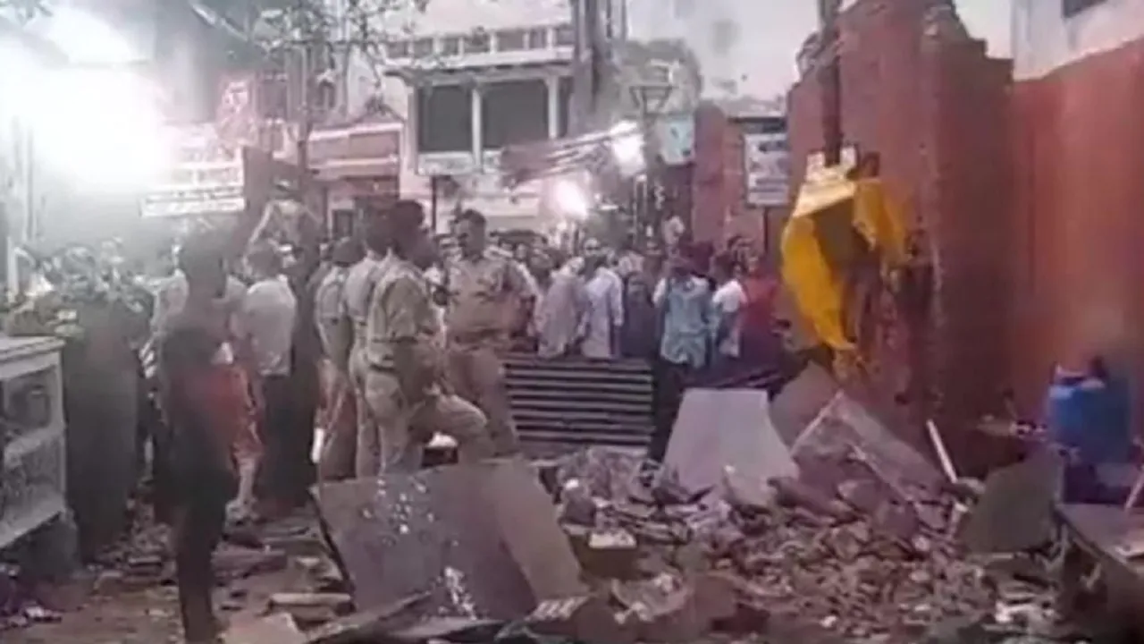 balcony collapse | balcony collapse in vrindavan