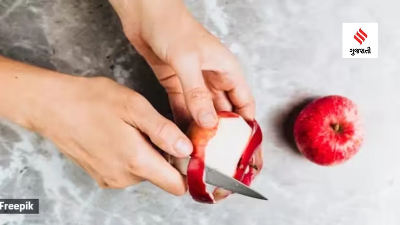 Peeled vs Unpeeled Apple which one is beneficial for health (Freepik)