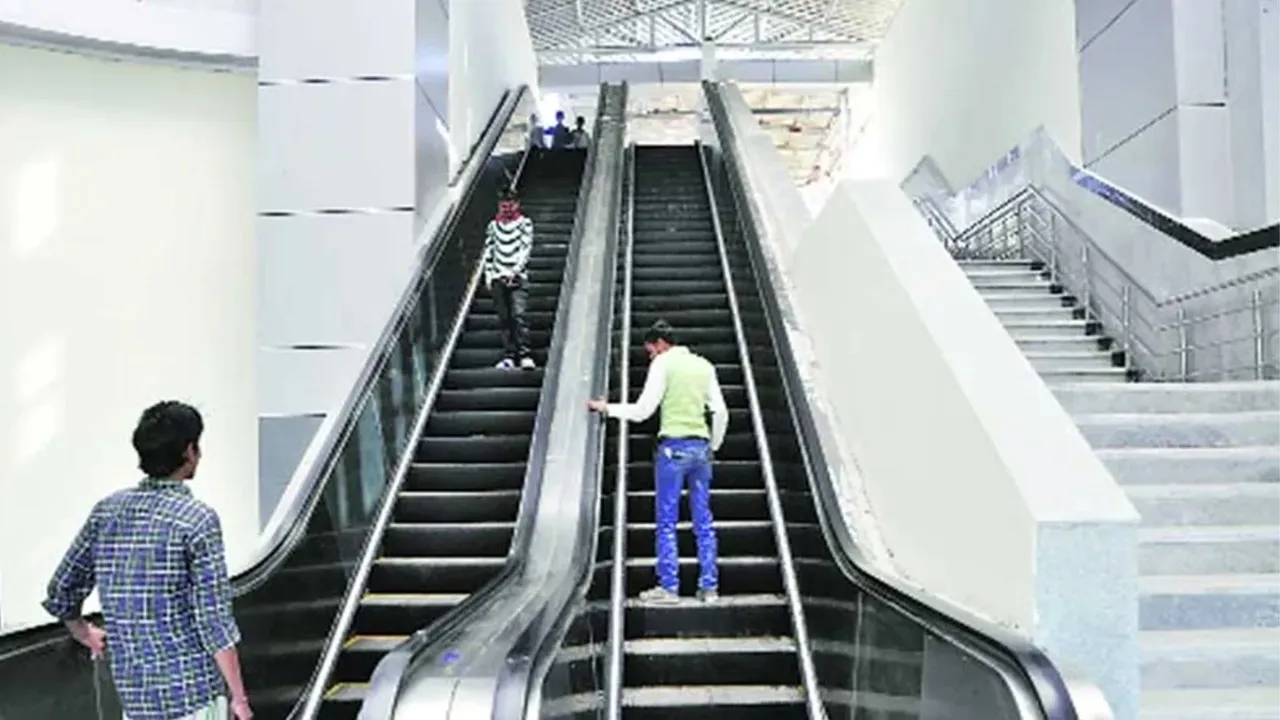 escalator accident raipur chhattisgarh