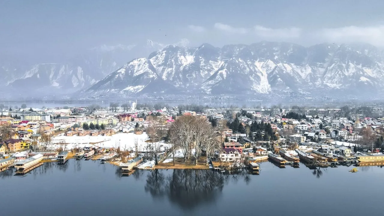 kashmir dal lake | kashmir famous tourist places | famous places in kashmir | dal lake jammu kashmir leh ladakh tour plan | Gulmarg Gondola | kashmir valley