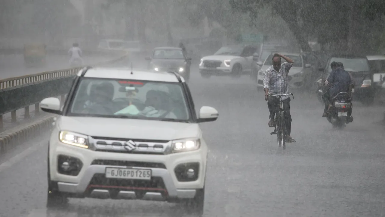 Gujarat Rain Forecast, ગુજરાત વરસાદ આગાહી : રાજ્યના આઠ જિલ્લાઓમાં પડશે અતિ ભારે વરસાદ, હવામાન વિભાગની આગાહી