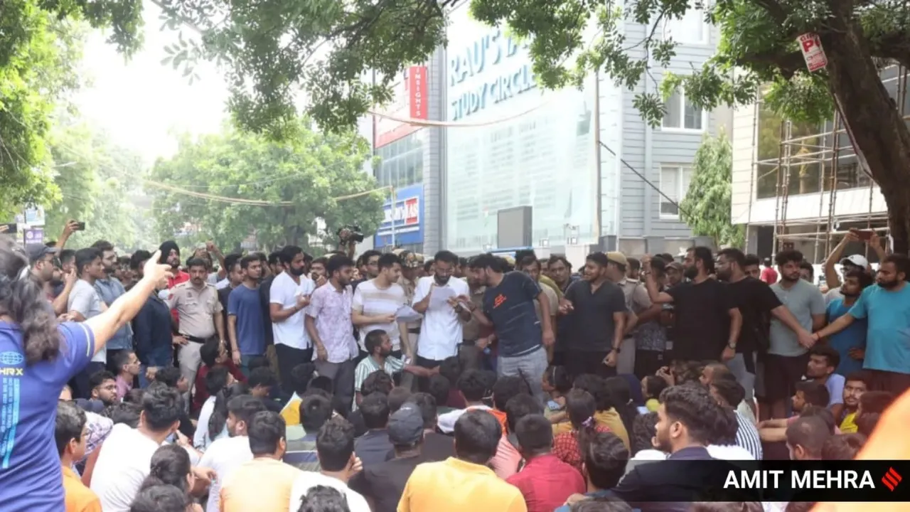 Students protesting coaching centrer, Students protesting