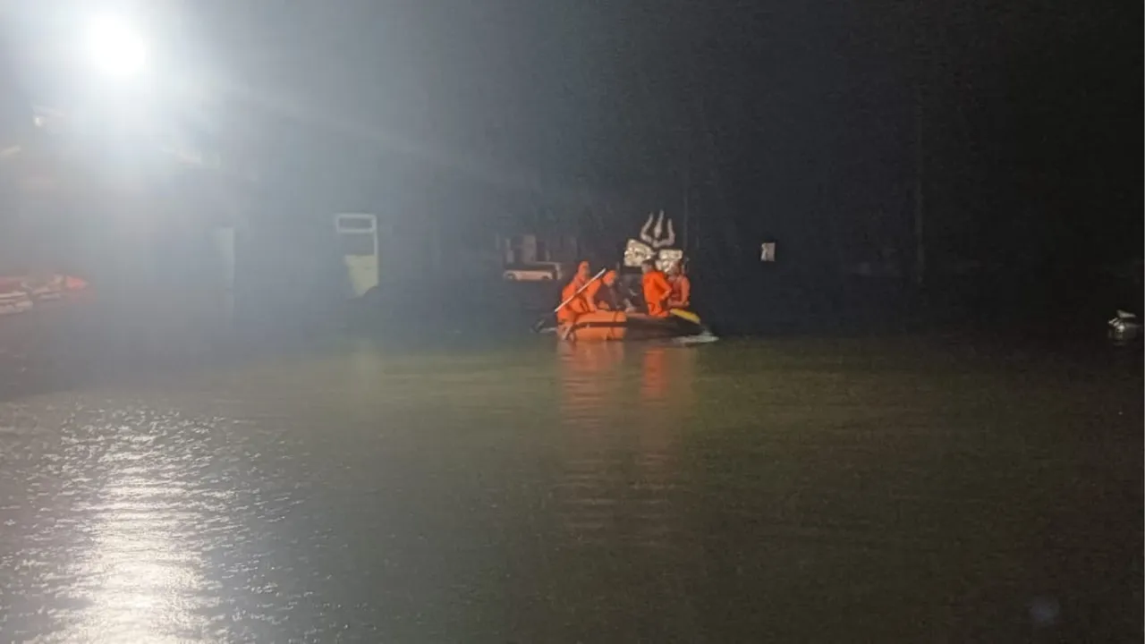 NDRF team rescue heavy rain
