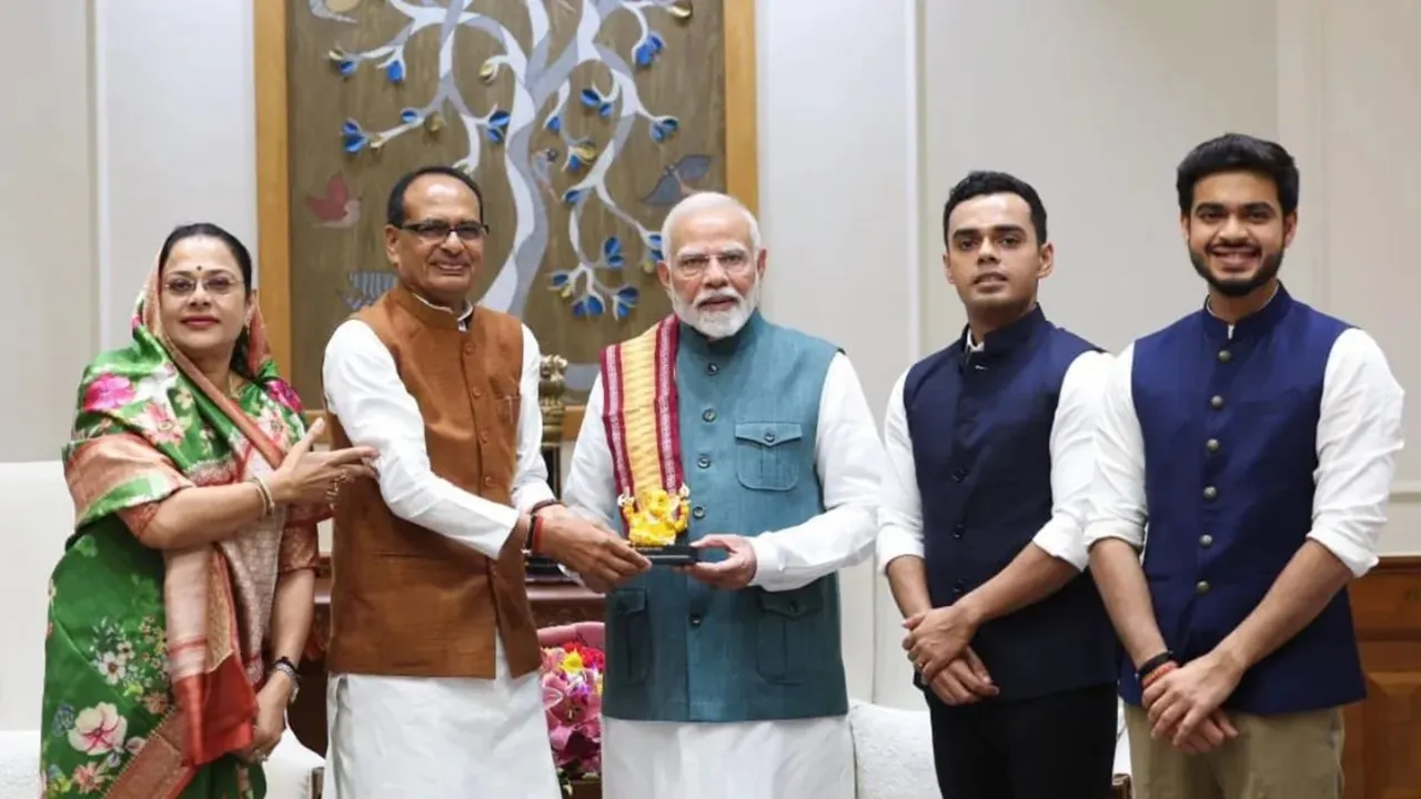 pm modi with Shivraj Singh Chauhan family