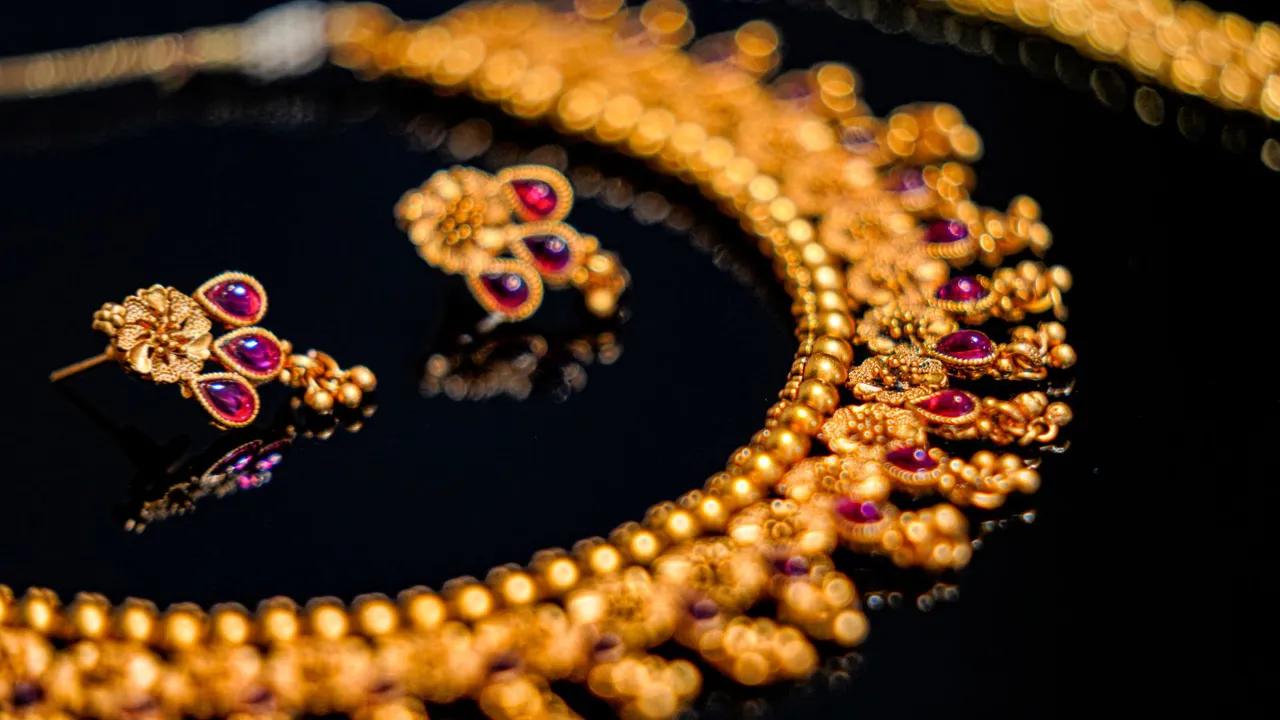 Gold Silver Rate: સોનું ઐતિહાસિક ટોચે, કિંમત 80000 પાર, દિવાળી ધનતેરસ પહેલા ચાંદી પણ રેકોર્ડ હાઇ