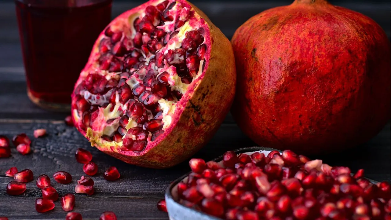 Pomegranate eating on empty stomach benefit