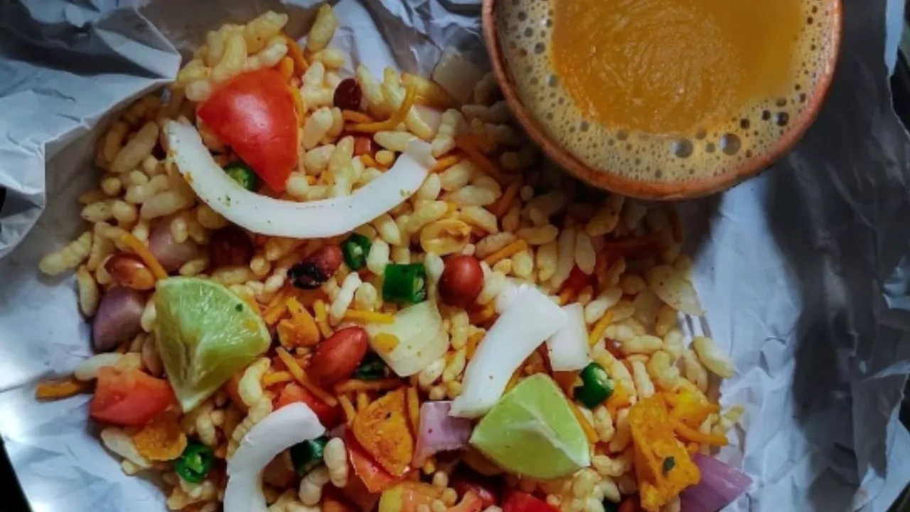 Jhalmuri Bengali famous Street Food Recipe in Gujarati: બંગાળની લોકપ્રિય સ્ટ્રીટ ફૂડ ઝાલમુરી બનાવવાની અસલ રેસીપી જાણો! ફટાફટ 5 મિનિટમાં તૈયાર થઇ જાય એવો આ સ્વાદિષ્ટ અને ટેસ્ટી નાસ્તો છે. ટેસ્ટની સાથે સ્વાસ્થ્ય માટે પણ ખાસ છે. તો રાહ કોની જુઓ છો, ફટાફટ નોંધી લો ઝાલમુરી બનાવવાની રીત. એકવાર ટ્રાય કરો પછી રોજ ખાતા થઇ જશો! Bengali Jhalmuri Perfect street food breakfast recipe in gujarati