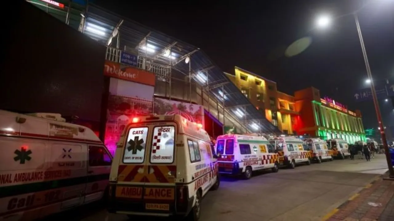 Delhi Railway Station Stampede । દિલ્હી રેલ્વે સ્ટેશન પર મહાકુંભ માટેની ભીડ વચ્ચે ભાગદોડ, 15 લોકોના મોતની આશંકા