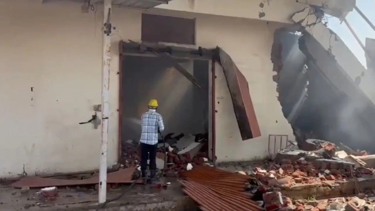 Gujarat massive explosion deesa firecrackers factory blast news updates । ડીસા ફટાકડા ફેક્ટરી પ્રચંડ બ્લાસ્ટ બાદ ભીષણ આગ દુર્ઘટના