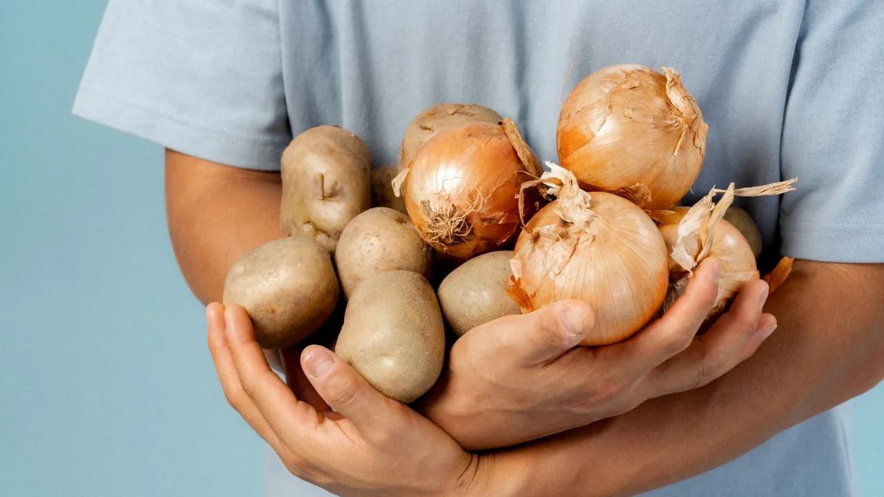 ડુંગળી, બટાકાને તાજા રાખવાની શ્રેષ્ઠ રીતો | Onion, Potato Storage and handling