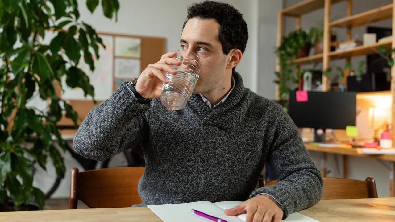 વધારે પાણી પીવાથી થતી સ્વાસ્થ્ય સમસ્યા | વધુ પાણી પીવાથી થતી સ્વાસ્થ્ય સમસ્યા | પાણી પીવાની સાચી રીત