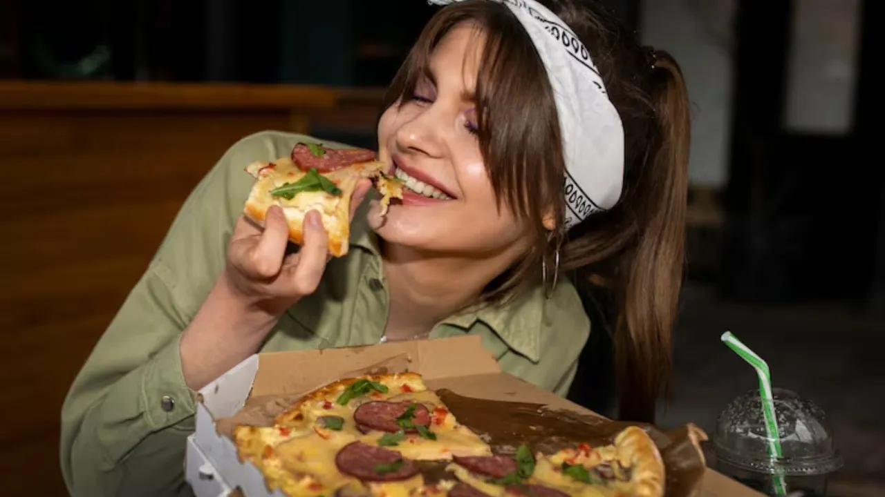 પીઝા | હેલ્થ ટિપ્સ | બચેલો પીઝા | સવારે વધેલા પીઝાથી શરીર પર શું અસર થાય | વધેલા પીઝા સવારે ખાવાના ગેરફાયદા