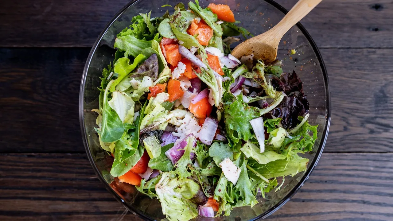 Salads | હેલ્થ ટિપ્સ | બપોરના ભોજન પહેલા સલાડ ખાવાના ફાયદા ગેરફાયદા