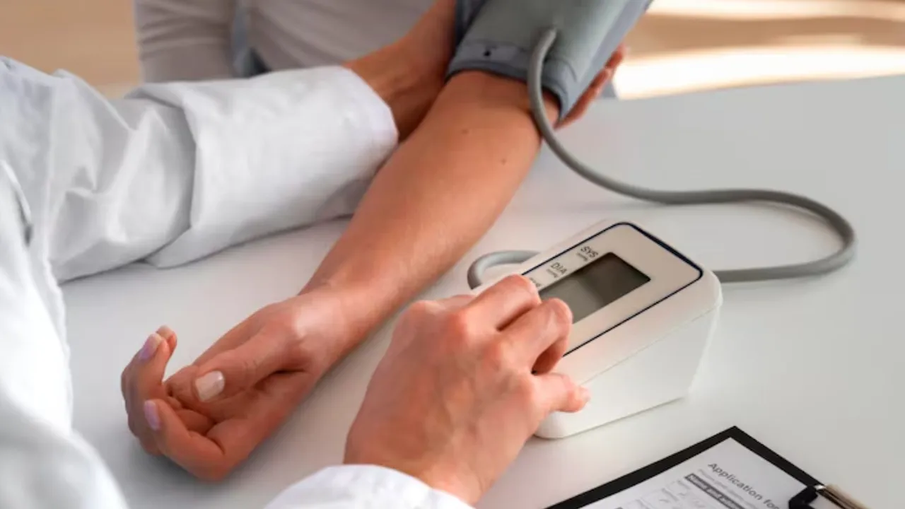 હાઈ બ્લડ પ્રેશર | હાઈ બ્લડ પ્રેશર કંટ્રોલિંગ ટીપ્સ | હેલ્થ ટીપ્સ | કોલેસ્ટ્રોલ | હાઈ બ્લડ રિસ્ક | કોલેસ્ટ્રોલ