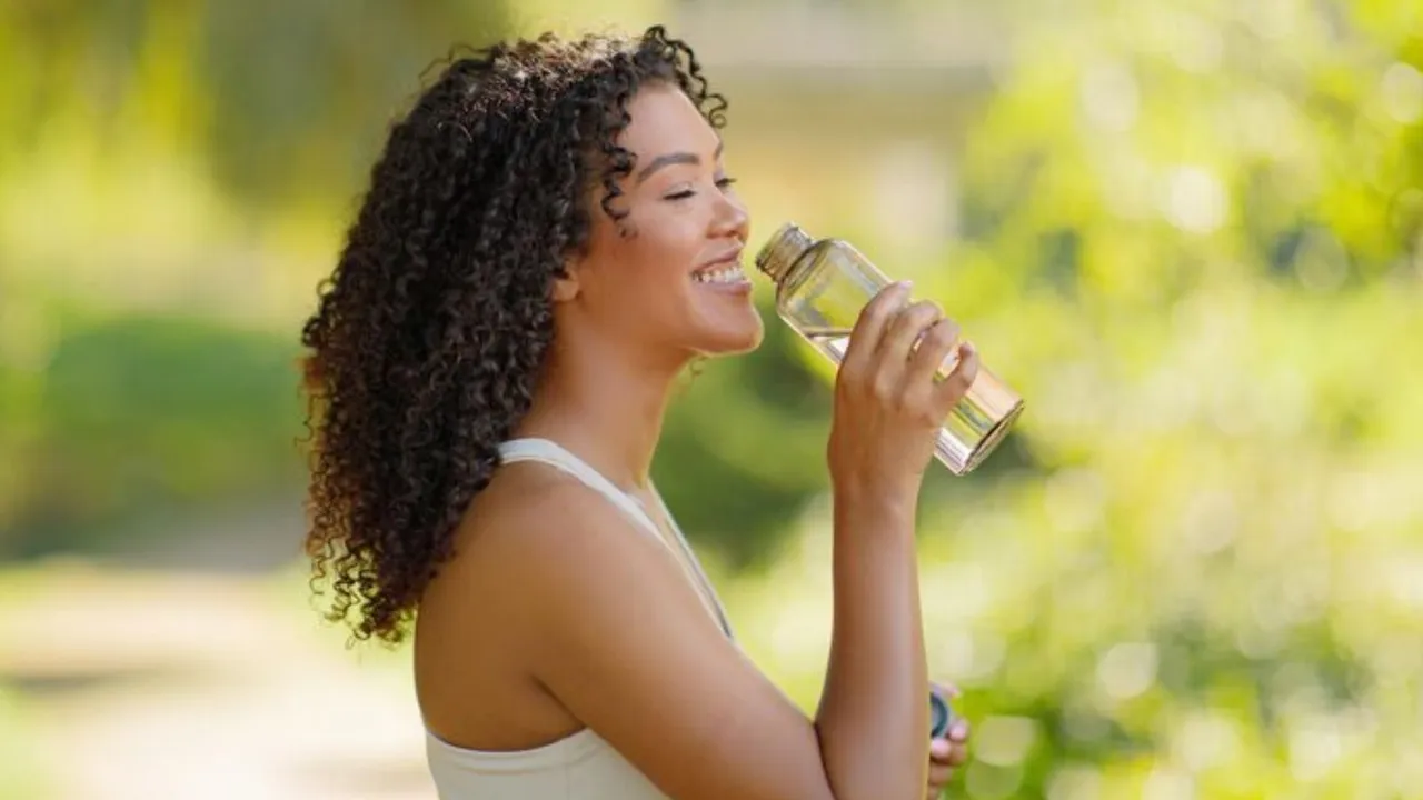 પાણી પીવાની સાચી રીત ઉભા ઉભા પાણી પીવાથી ઘૂંટણને થતી અસર સત્ય અને વૈજ્ઞાનિક તથ્યો હેલ્થ ટિપ્સ