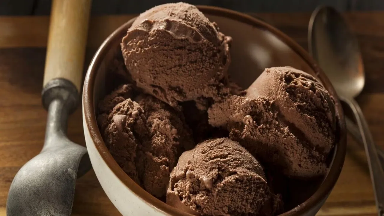 Ice CreaSm from Milk and Biscuit