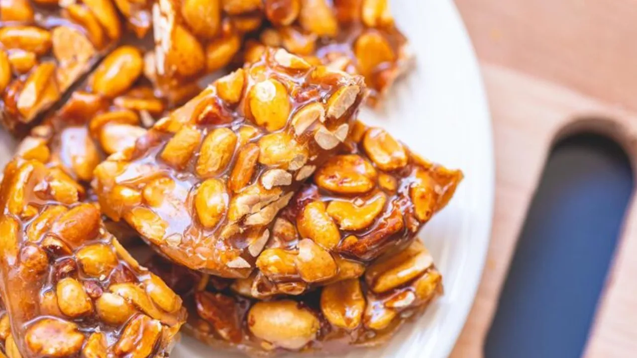 ક્રન્ચી અને સ્વાદિષ્ટ સીંગ ચીક્કી રેસીપી | શીંગ ચીકી રેસીપી | સીંગ ચીક્કી બનાવાની રીત | ભોજન | રેસીપી