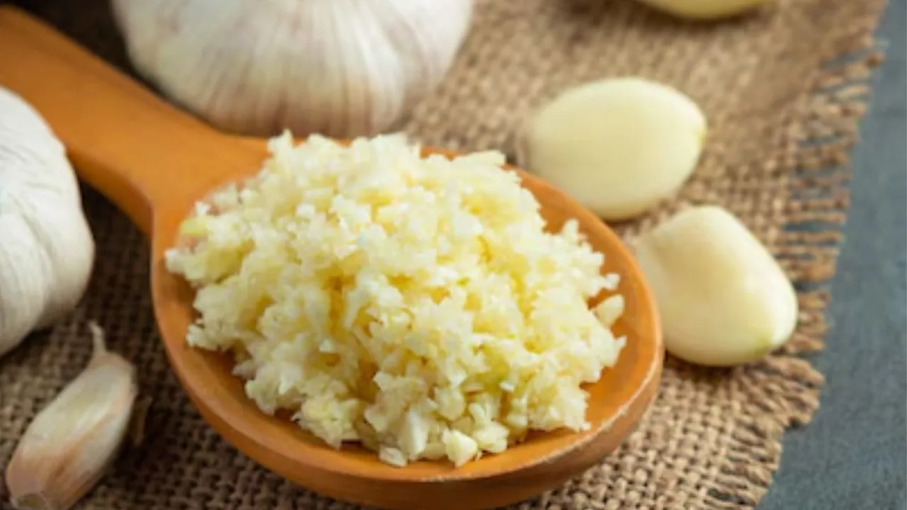 લસણ ખાલી પેટ ખાવાના ફાયદા ગેરફાયદા હેલ્થ ટિપ્સ