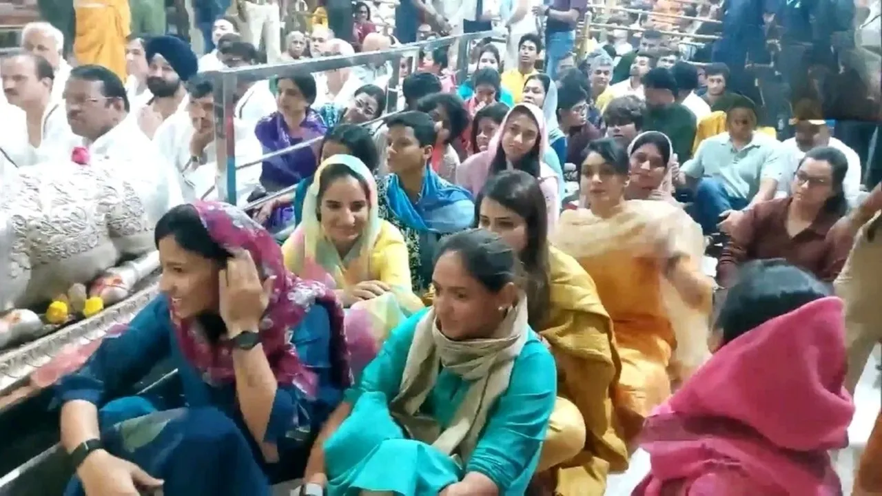 womens Indian team visit mahakaleshwar