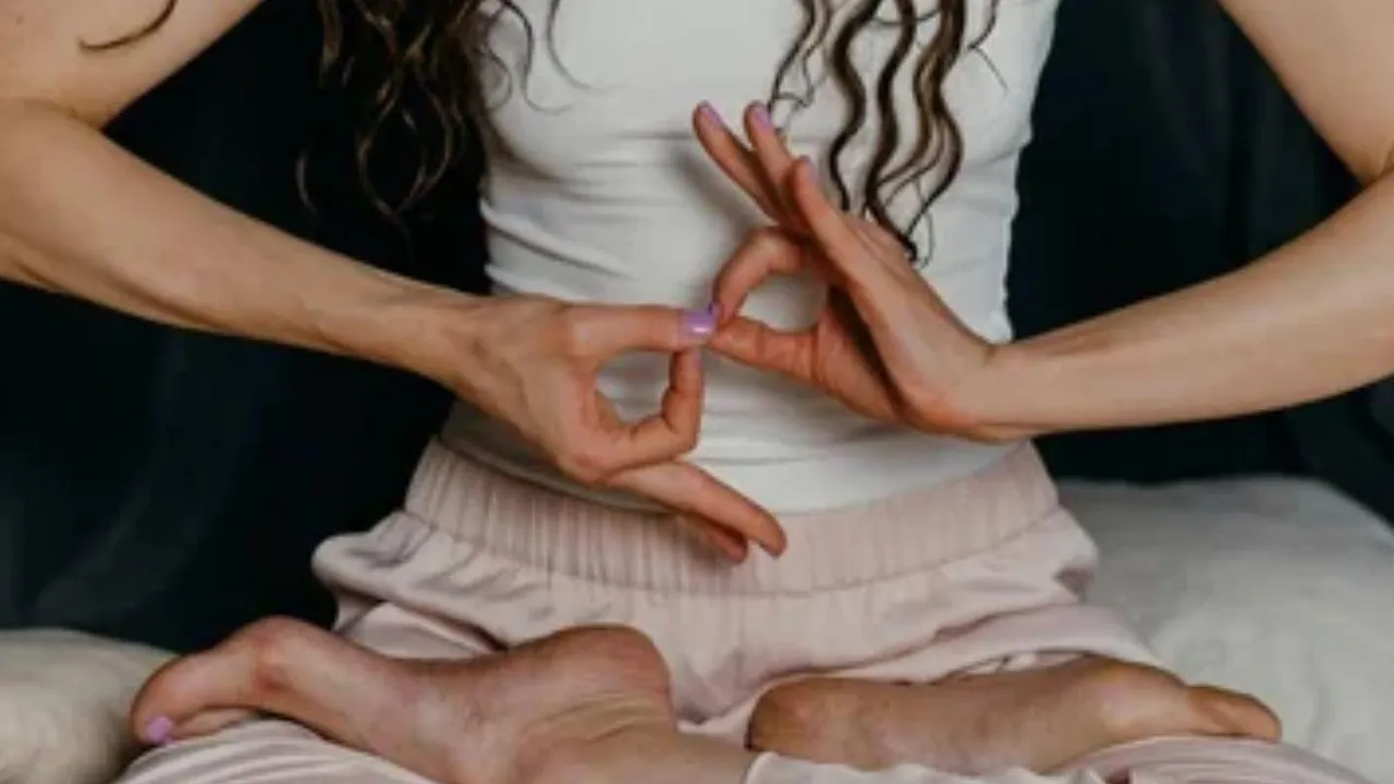 મોહિની મુદ્રા કરવાની રીત ફાયદા હેલ્થ ટિપ્સ યોગ મહત્વ ફિટનેસ