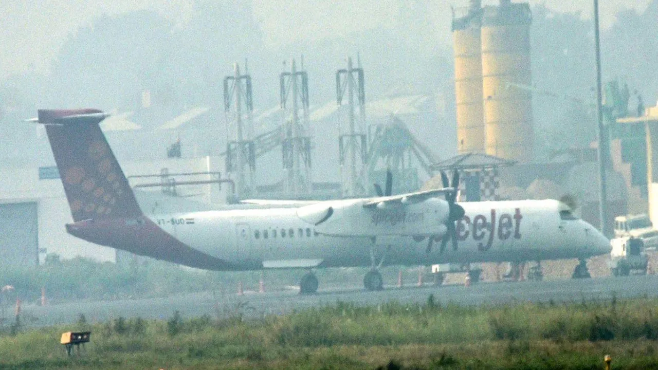 સ્પાઇસ જેટ ફ્લાઇટ ઇમરજન્સી લેન્ડિંગ, SpiceJet Flight Emergency Landing Mumbai to Kolkata Flight Engine Failure