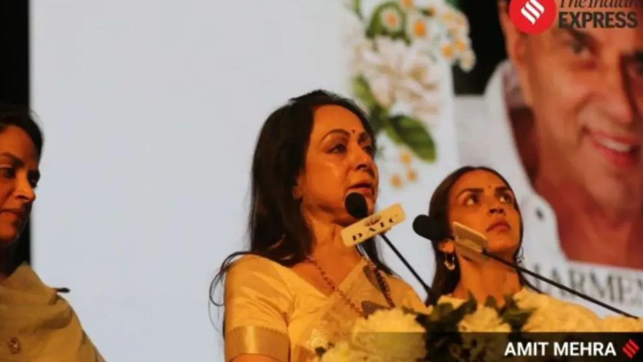 ધર્મેન્દ્ર પ્રાર્થના સભા હેમા માલિની મનોરંજન સેલેબ્રીટી ગોસિપ। Dharmendra prayer meet in delhi hema malini recalling her husband memories