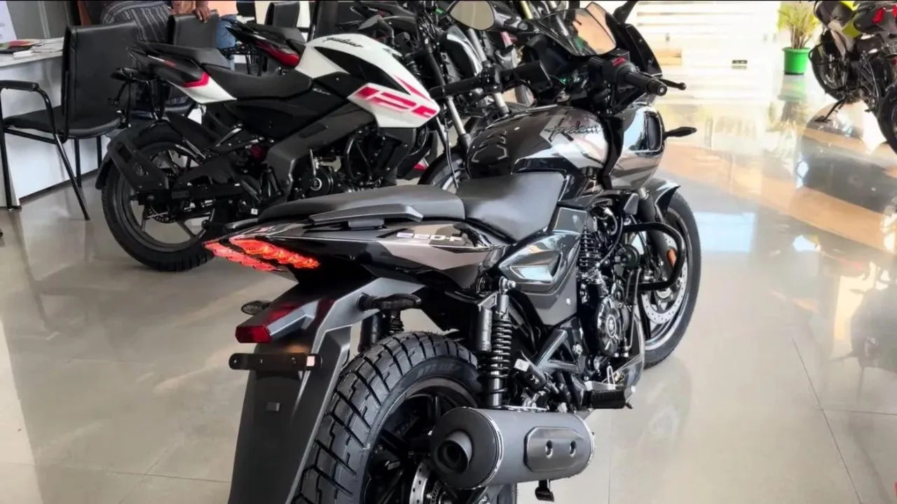 Bajaj Pulsar 220F 2026