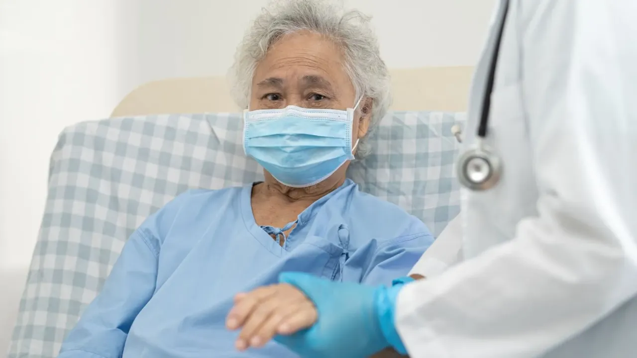 ન્યુમોનિયા રસી સારવાર 50 વર્ષથી વધુ ઉંમરના લોકોએ ન્યુમોનિયા રસી શા માટે લેવી જોઈએ કારણ। reason why 50 years above eleder should get pneumonia vaccine health tips in gujarati