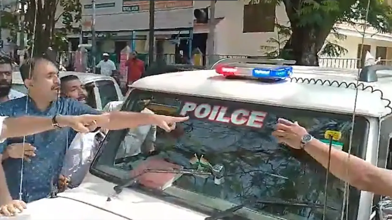 Kerala Police | Jeep trolled