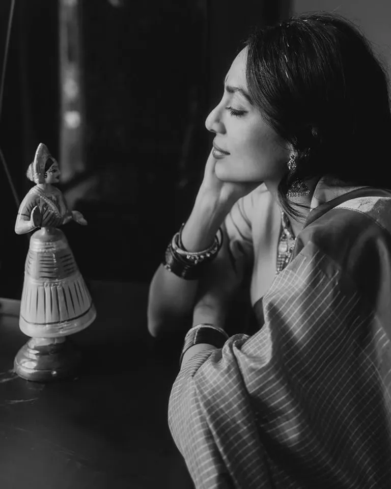 Sobhita Dhulipala Godhuma Raayi Pasupu danchatam 