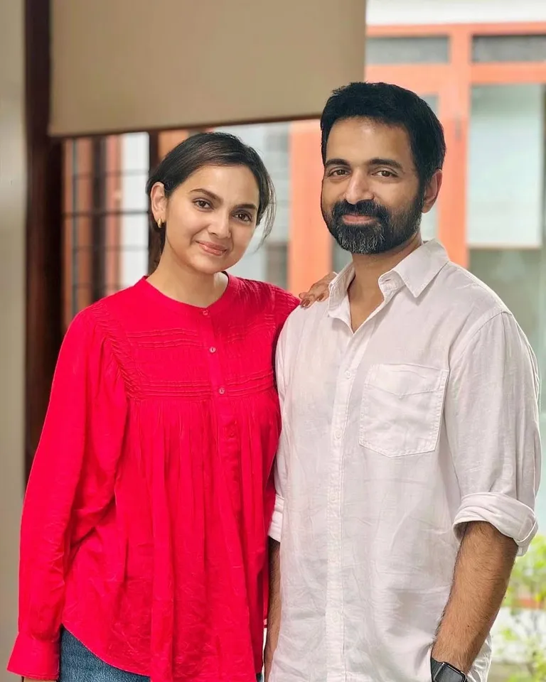 Samvritha Sunil latest pics family pic