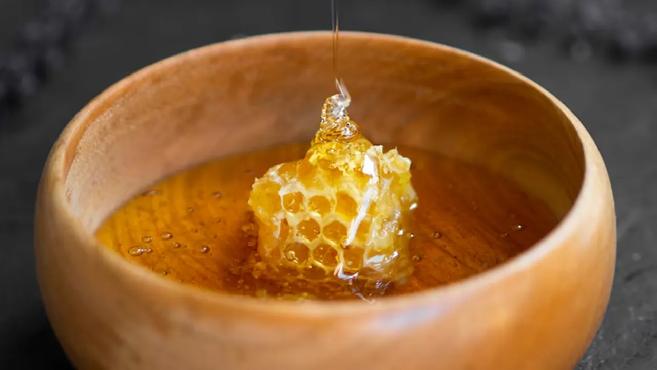 Benefits Of Using Honey On Lips 