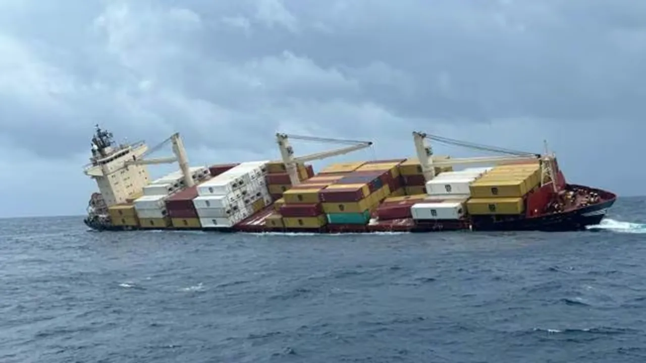 kochi ship accident1