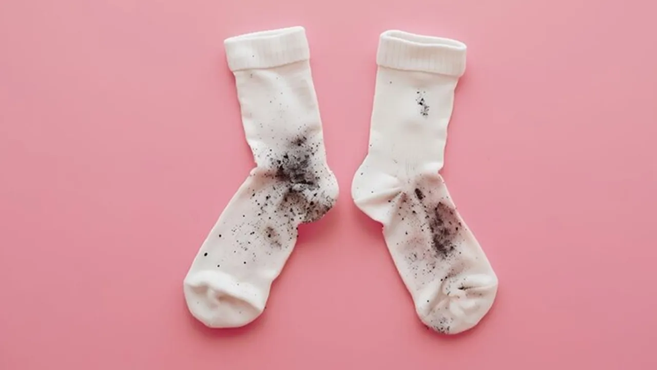 Tips To Clean Dirty Socks FI 1