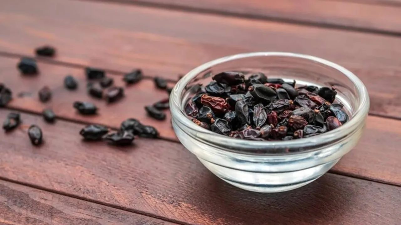 soaked black raisin water