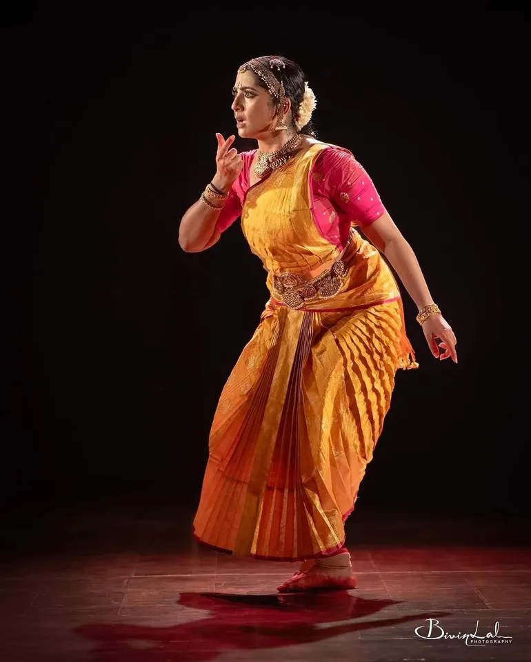 നടന ചാരുതയിൽ കാണികളെ അമ്പരപ്പിച്ച് നവ്യ നായർ