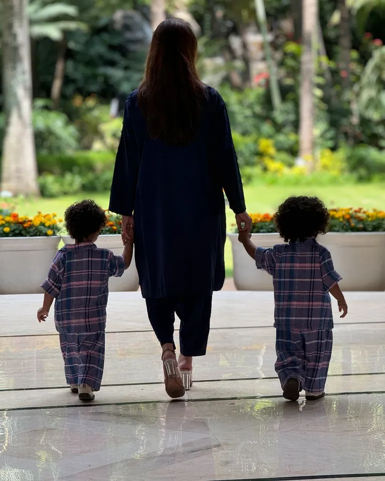 Nayanathara Vignesh Family Pic 