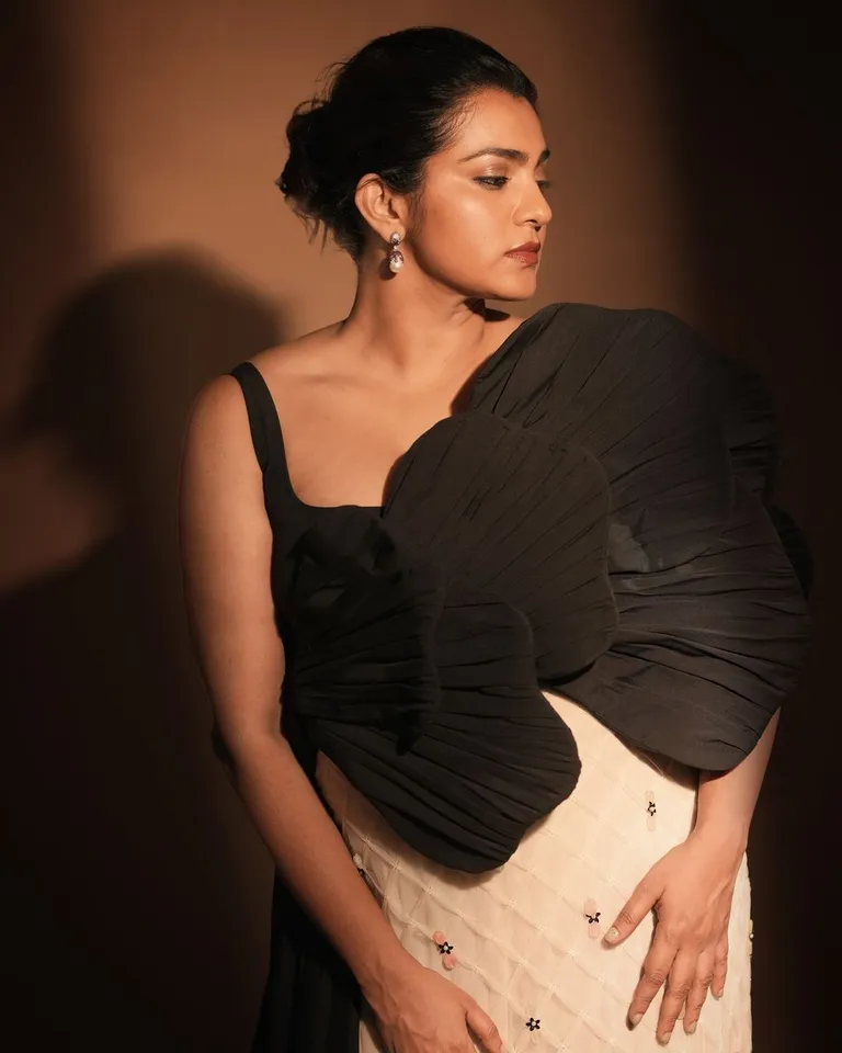 Parvathy Thiruvothu Latest Black Outfit