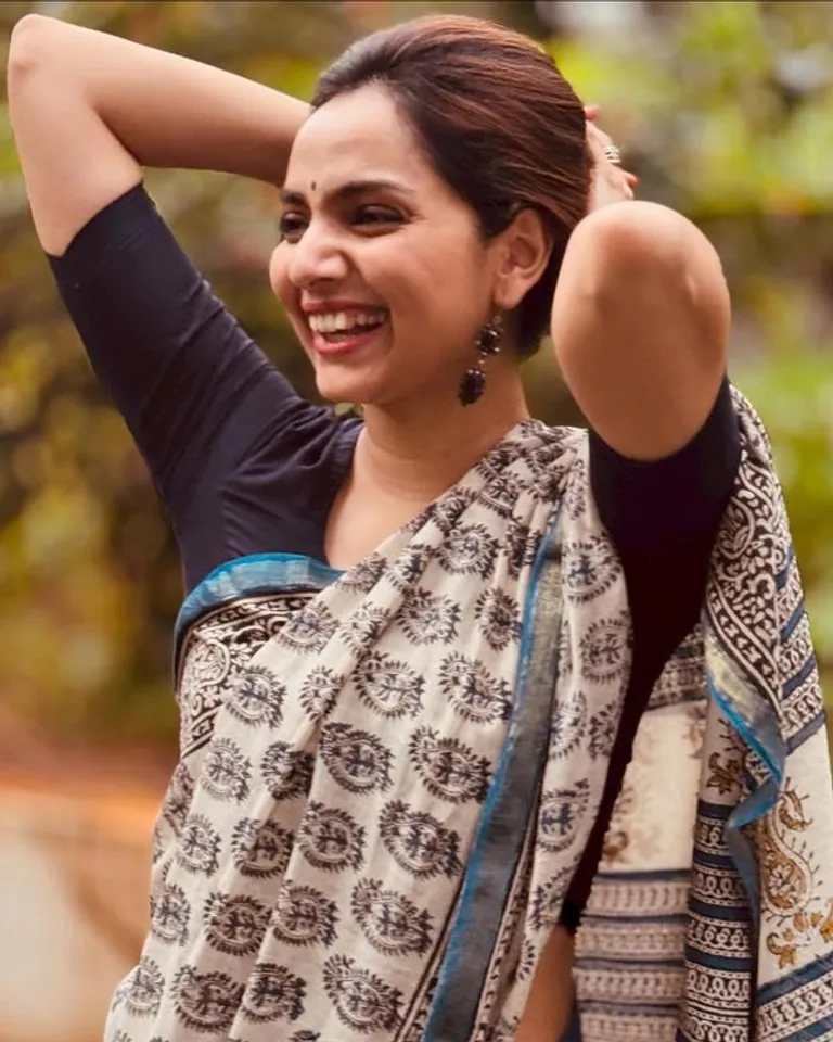 Samvritha Sunil latest saree photos