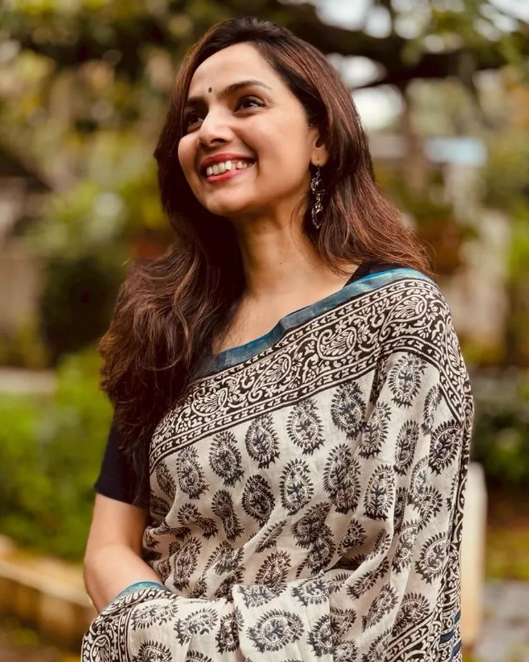 Samvritha Sunil latest saree photos