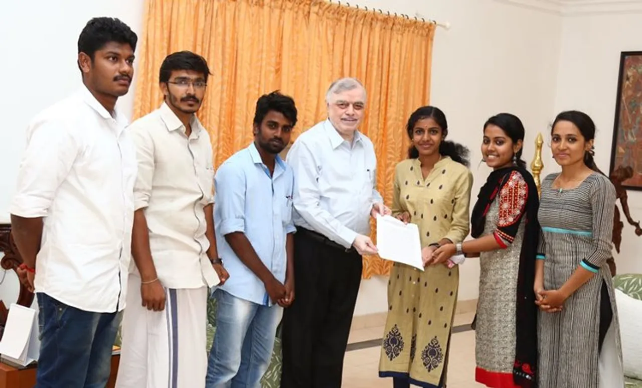 ലക്ഷ്മി നായരുടെ രാജി; വിദ്യാർത്ഥികൾ ഗവർണ്ണറെ കണ്ടു